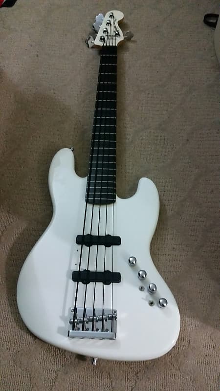 Fender Squier Deluxe Jazz bass V (Active) 5-String White w/ White