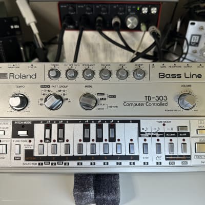 Roland TB-303. CLEAN!