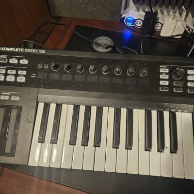 Native Instruments Komplete Kontrol S25 Keyboard Controller