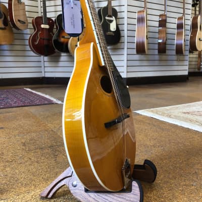 Kentucky KM-272 Deluxe Oval Hole A-Style Spruce/Maple Mandolin Transparent Amber w/Padded Gig Bag image 2