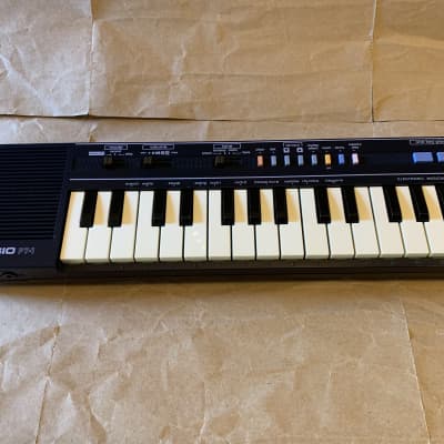 Casio PT-1 29-Key Mini Synthesizer 1982 - 1988 - Black EC with Users Manual Booklet