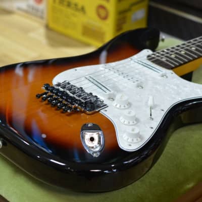 Fender Artist Dave Murray Stratocaster 2-Colour Sunburst Electric Guitar & Deluxe Gig Bag B Stock image 3