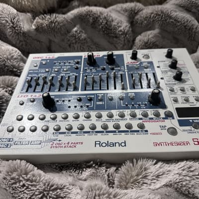 Roland SH-32 Desktop Synthesizer Module 2002 - 2004 - White image 2