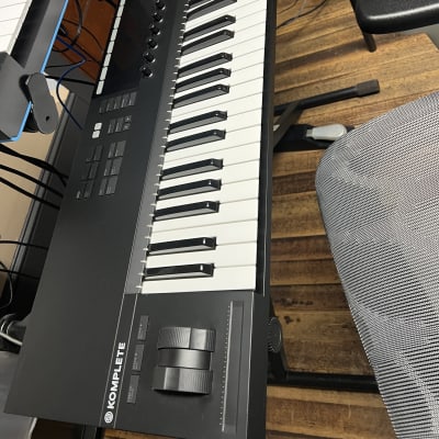 Native Instruments Komplete Kontrol S61 MK2 NI 25 Native Instruments Komplete Kontrol S61 MK2 NI 25