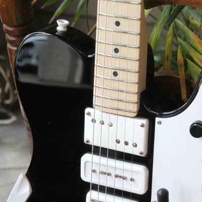 FENDER "Jack White Triplecaster, Maple Fingerboard, Black" HARDCASE image 4
