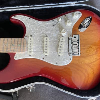 Fender Stratocaster American Deluxe Ash Age Cherry Sunburst 2007 image 4