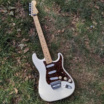 Squier Stratocaster Made in Japan locking  Tremolo 1980s  White image 4