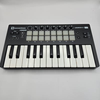 Novation Launchkey Mini MK2- Missing  Knob - USED x2378