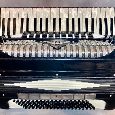 CROWN FULL SIZE 4 REED ACCORDION image 1