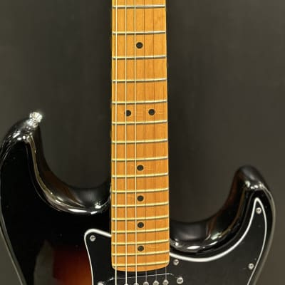 2011 Fender AM DLX Stratocaster V Neck - 2 Tone Sunburst image 6