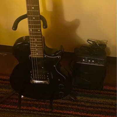 Maestro starter guitar by Gibson with amp, cable and guitar stand
