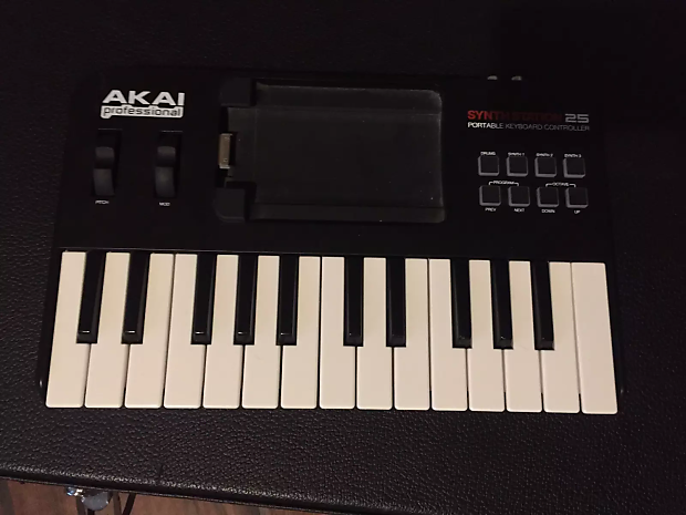 Akai SynthStation 25 iPad MIDI Keyboard Controller image 1