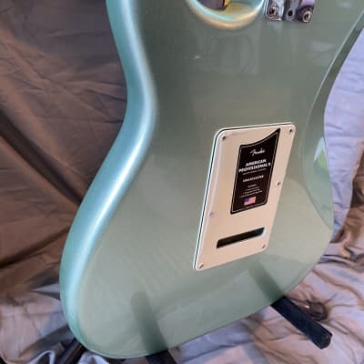 Fender American Professional Stratocaste 2021 Mysric Surf Green image 2