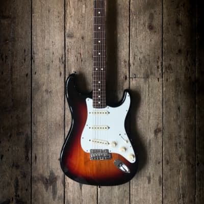 2014 Fender 60th Anniversary Stratocaster with Rosewood Fretboard in Sunburst with hard shell case image 2
