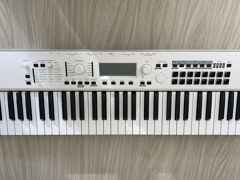 Korg KROSS 2 61-MB 61-Key Synthesizer Workstation Pure White