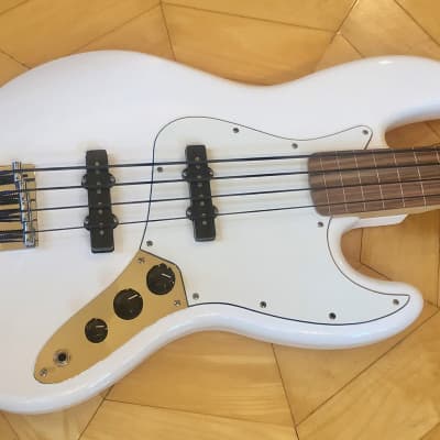UNPLAYED- 2020/21 Fender Player Fretless Jazz Bass Guitar- Polar White with Pau Ferro Fingerboard image 3