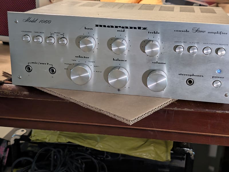 Marantz Model 1060 30-Watt Stereo Solid-State Integrated Amplifier 1971 - 1976 - Silver with NO Wood Case  			