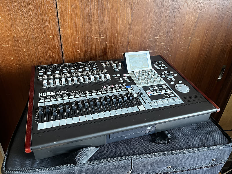 Korg D3200 32-Track Digital Recording Studio Desktop