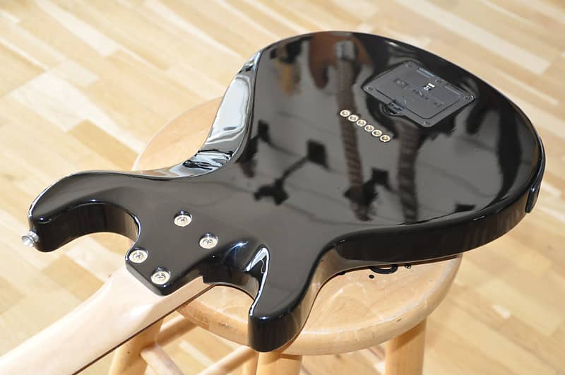 LINE 6 Variax 300 Black / Modelling Electric Guitar/ from