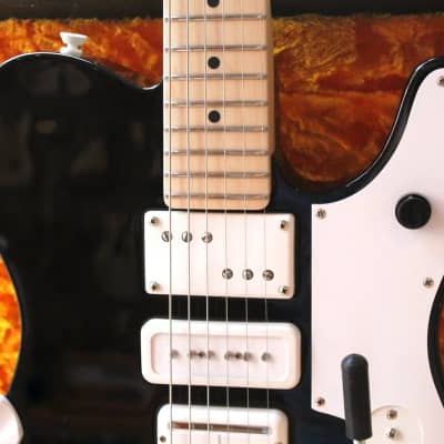 FENDER "Jack White Triplecaster, Maple Fingerboard, Black" HARDCASE image 11