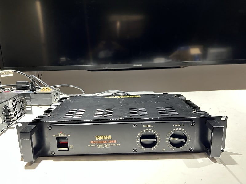ステレオ パワーアンプ YAMAHA P2050 PROFESSIONAL Yamaha P2050 Professional Series Natural Sound Power Amplifier
