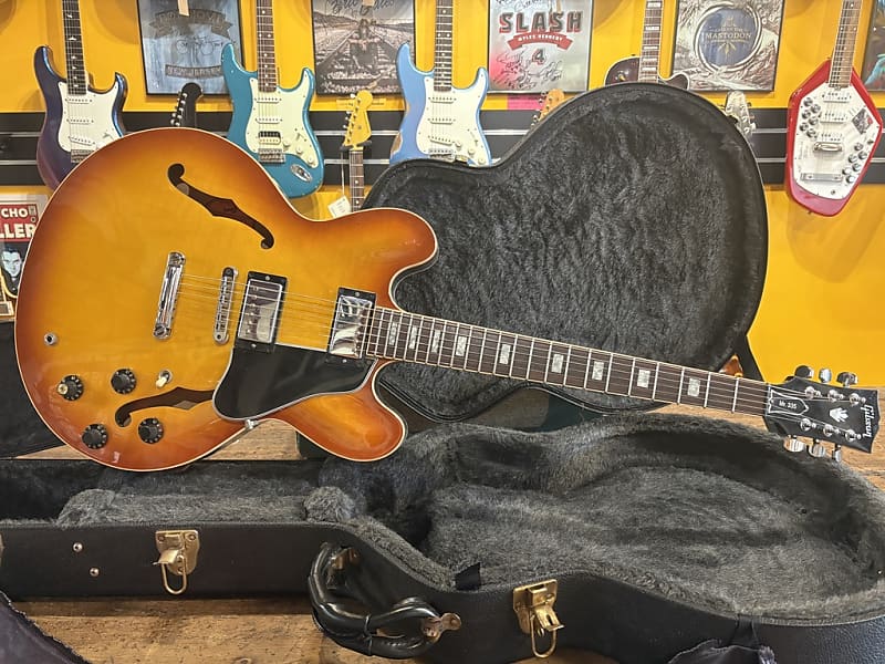 Gibson ES-335 Larry Carltonモデル Gibson Larry Carlton ES-335 - Vintage Sunburst | Sweetwater