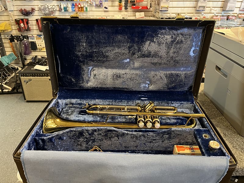 Vincent Bach Stradivarius Bb Trumpet Model 37 ML with 3rd Vincent Bach Stradivarius Bb Trumpet Model 37 ML with 3rd