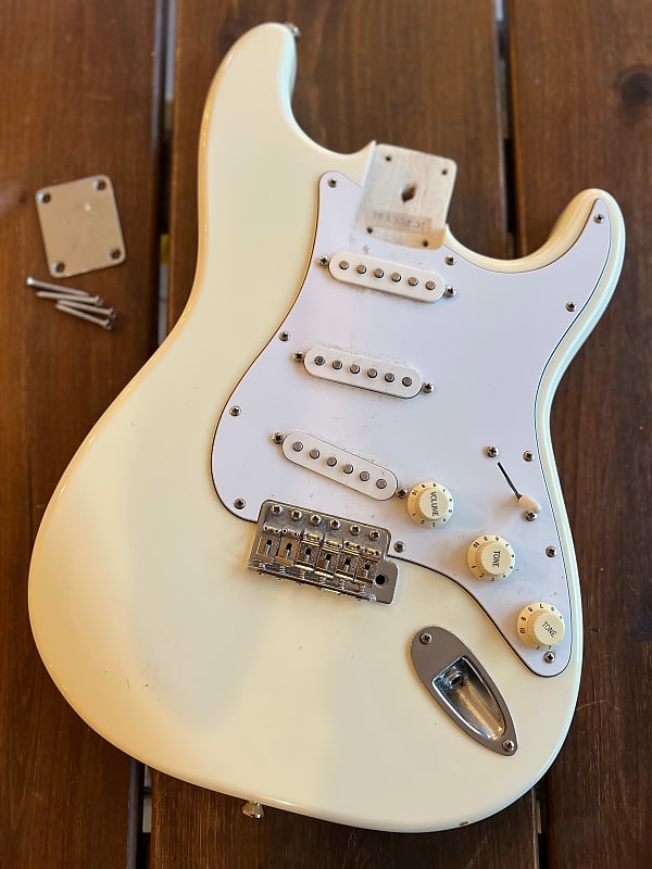 Fender Stratocaster クリーム 41nmAXLOcBL._UF894,1000_QL80_.jpg