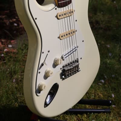 Kurt cobain online white stratocaster