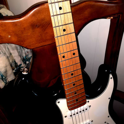 INDY CUSTOM Black with White pickguard strat style guitar, natural blond wooden neck early 2000's image 4