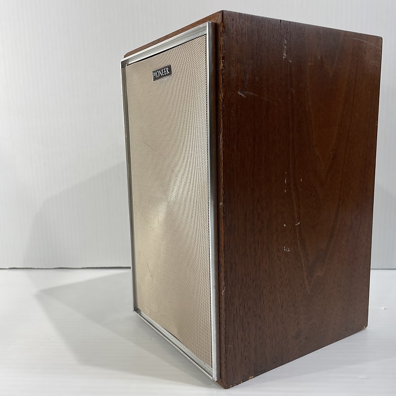 Rare vintage Pioneer CS-51 wood and metal Bookshelf 16 ohm Rare vintage Pioneer CS-51 wood and metal Bookshelf 16 ohm