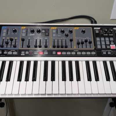 Roland SH-01 GAIA 37-Key Digital Synthesizer 2010 - 2012 - White