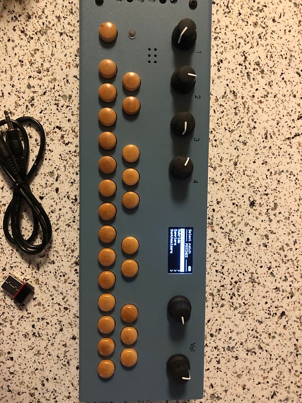 Critter & Guitari Organelle M with stereo mini cable, TRS midi 