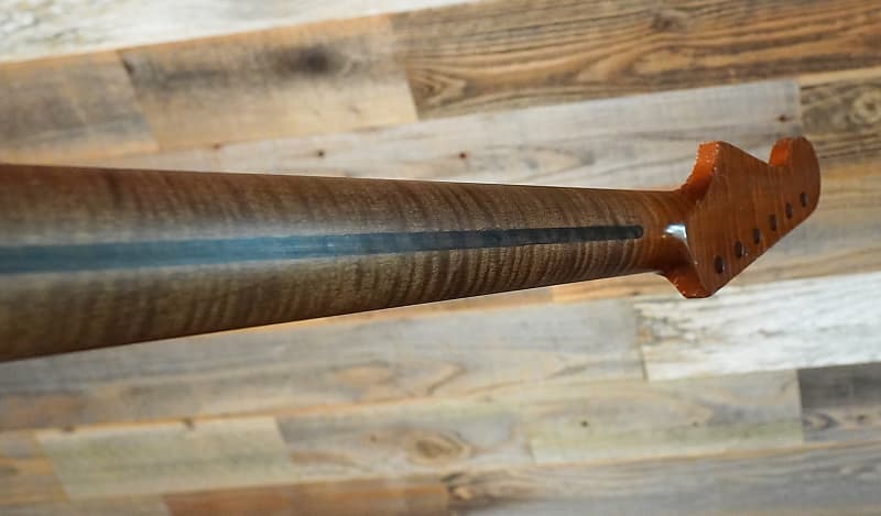 Aged Musikraft Roasted 3A Flamed Strat Neck Ebony FB Nitro Aged Musikraft Roasted 3A Flamed Strat Neck Ebony FB Nitro
