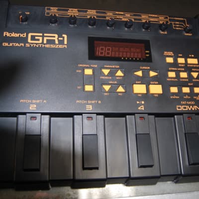 Roland ローランド GR-1 Guitar Synthesizer Roland's GR-1 Guitar Synthesizer Is a Nostalgia Factory