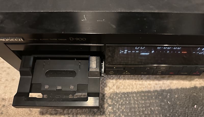 Pioneer D-900 Late 1980s - DAT (Digital Audio Tape) Recorder Pioneer D-900 Late 1980s - DAT (Digital Audio Tape) Recorder