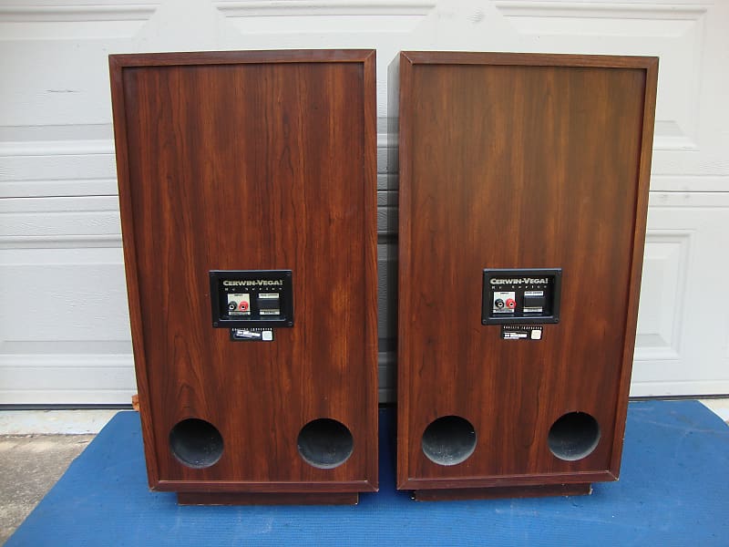 Beautiful Cerwin Vega RE-30, Large 3-way Floor Speakers Re