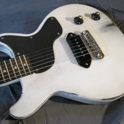 Harden Engineering- DC1, double cut, distressed arctic white, with hardshell case 2023 image 3