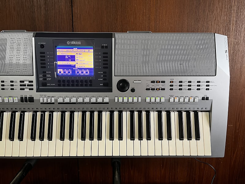 YAMAHA PSR-S700 MegaVoice Technology, 16-Track Sequencer and