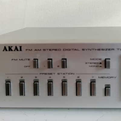 Akai AT-V04 AM/FM Stereo Digital Synthesizer Tuner 1980 image 3