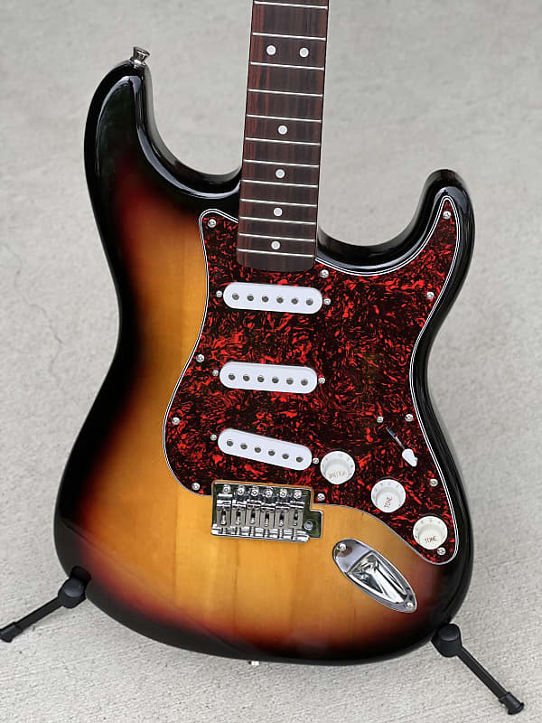 Squier Stratocaster サンバースト Amazon | Fender Squier Stratocaster エレキギターパック