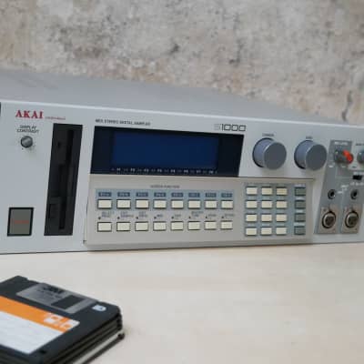Akai • S1000 MIDI Stereo Digital Sampler (1988) /// w/new backlight + Floppies