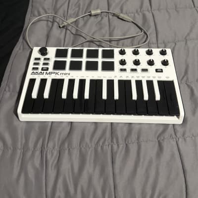 Akai MPK Mini MKII 25-Key MIDI Controller 2014 - Present - White with Black Keys