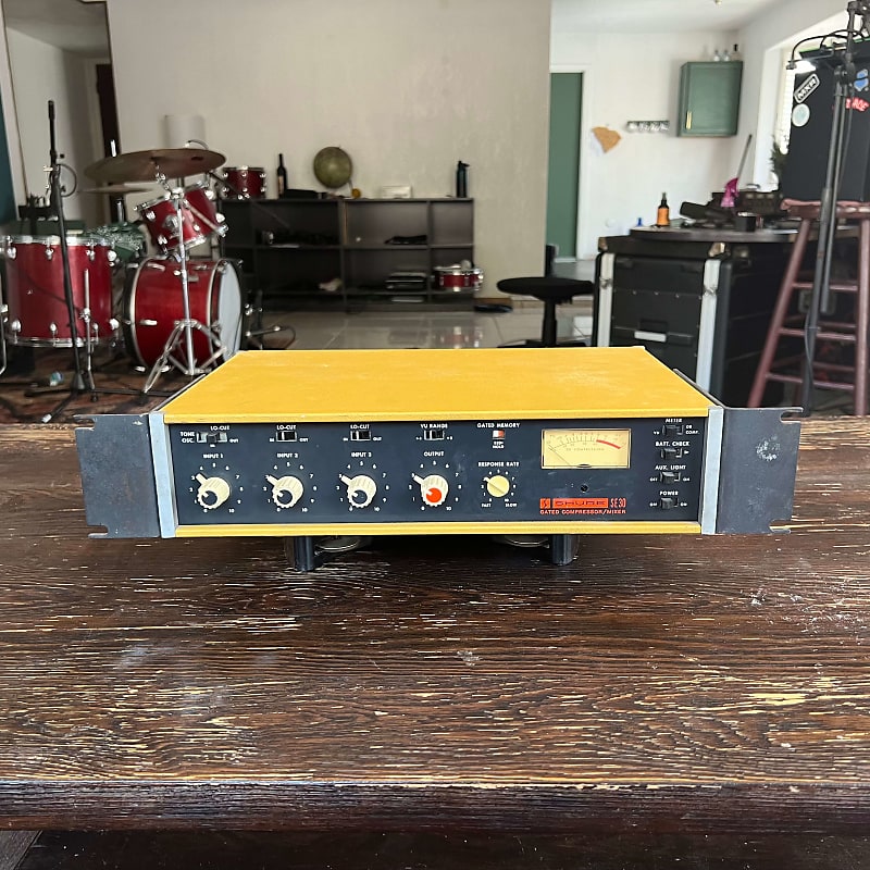 Shure SE30 Mid 70’s Aged Yellow Reverb