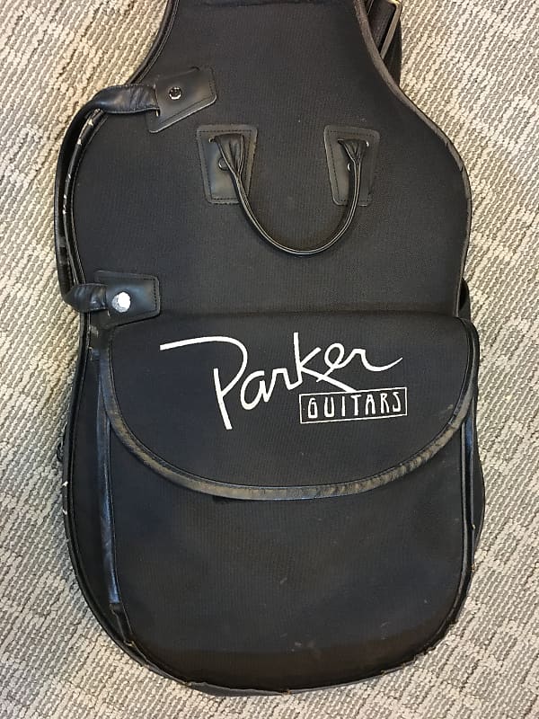 本場USA　パーカーフライ！　　　純正ギグバッグ付属 Parker Fly Deluxe in Black with Case and Gig Bag in Very