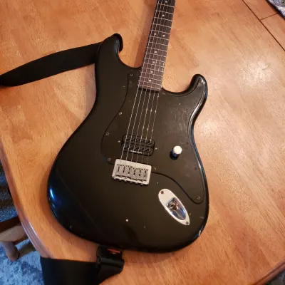 Fender Tom Delonge Stratocaster Black Relic Replica