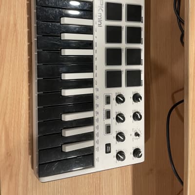 Akai MPK Mini MKII 25-Key MIDI Controller 2014 - Present - White with Black Keys