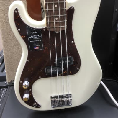 Fender American Professional II Precision Bass Left-Handed with Rosewood Fretboard 2020 Olympic White image 2