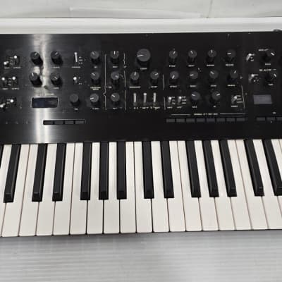 Korg Prologue 8 Polyphonic 49-Key 8-Voice Analog Synthesizer - Black/Wood
