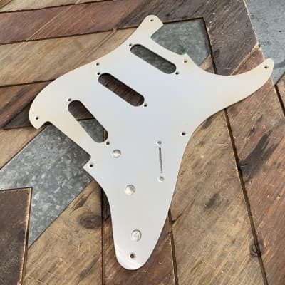 Real Life Relics White 57 Stratocaster® Pickguard 8 Hole White 1 Ply .060   [PGH4]
